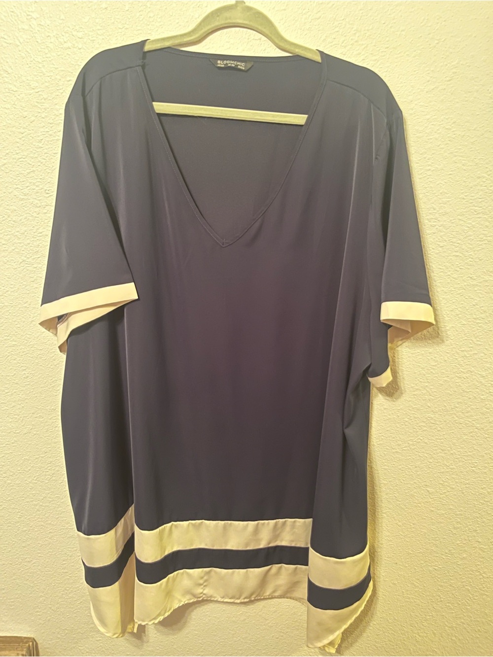 BloomChic Navy Top with Cream Trim V-Neck Tunic - Size: 26